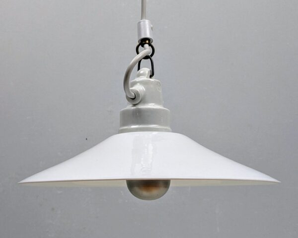 Antik Holmegaard opalglas skomager pendel 1940. Porcelæn ophæng og fatning. Ø26,3. Ny ledning.