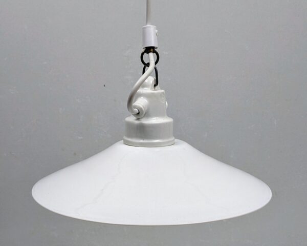 Antik Holmegaard opalglas skomager pendel 1940. Porcelæn ophæng og fatning. Ø26,3. Ny ledning.