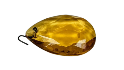 Ravfarvet facet slebet prisme pynte glas til lamper med vedhæng. 37 mm lang. 26 mm bred