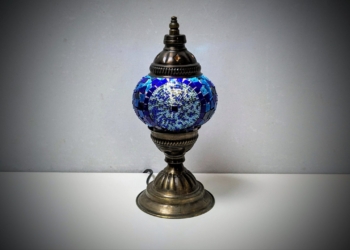 Charmerende tyrkisk bordlampe med blåt glas mosaik. 23 cm høj.
