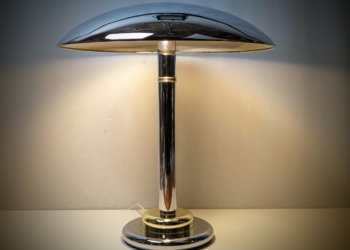 Stor mushroom lampe i krom. Ukendt design 1990. Ø43. 50 cm høj. Perfekt condition.