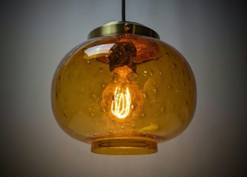 Dansk lampeglas fra 1970. Orange redesign. Nyt messing ophæng og nyt el. Ø20