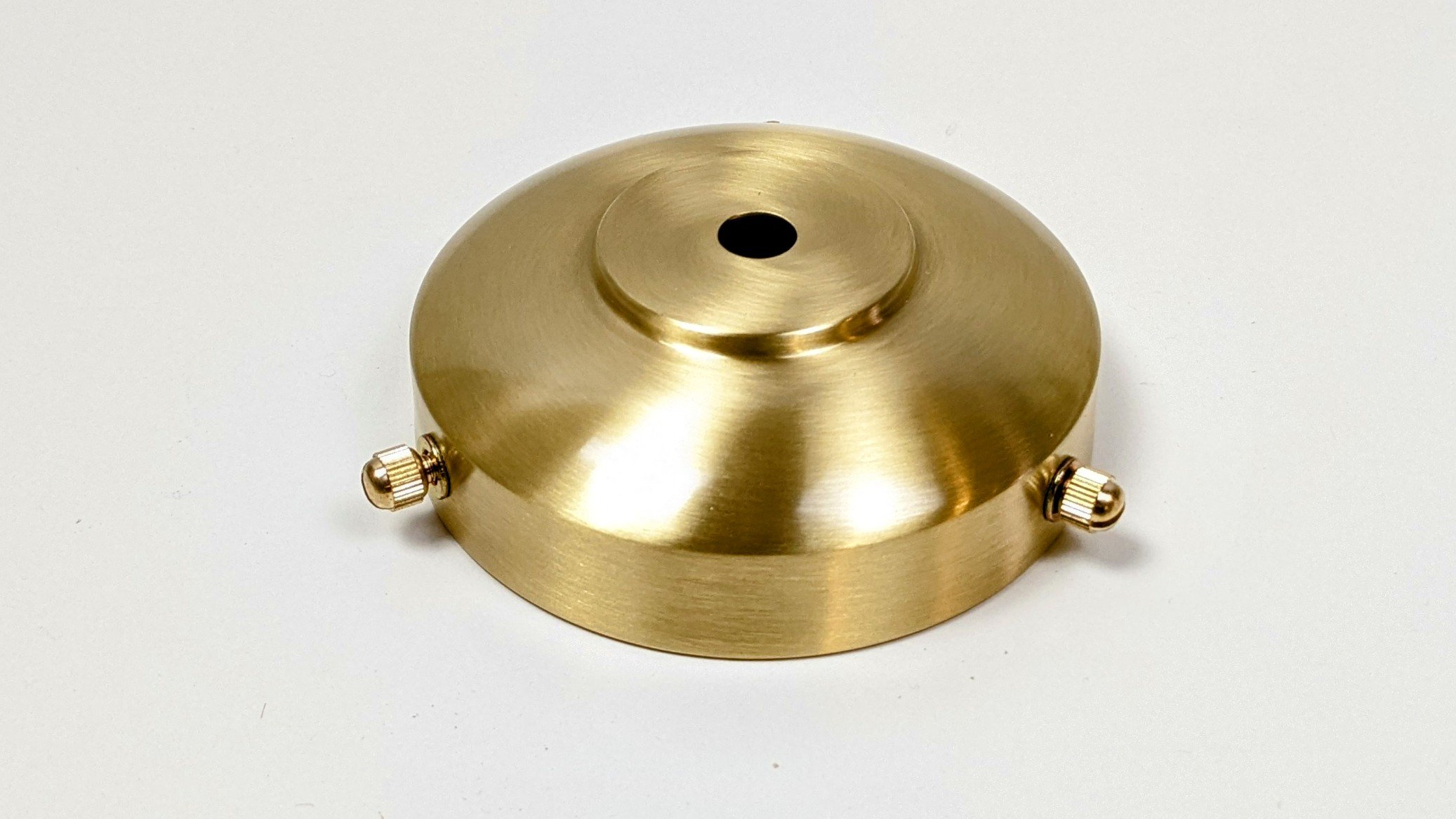 Elegant poleret glasholder i messing. Til lampeglas med gribekant ml. 76-82 mm