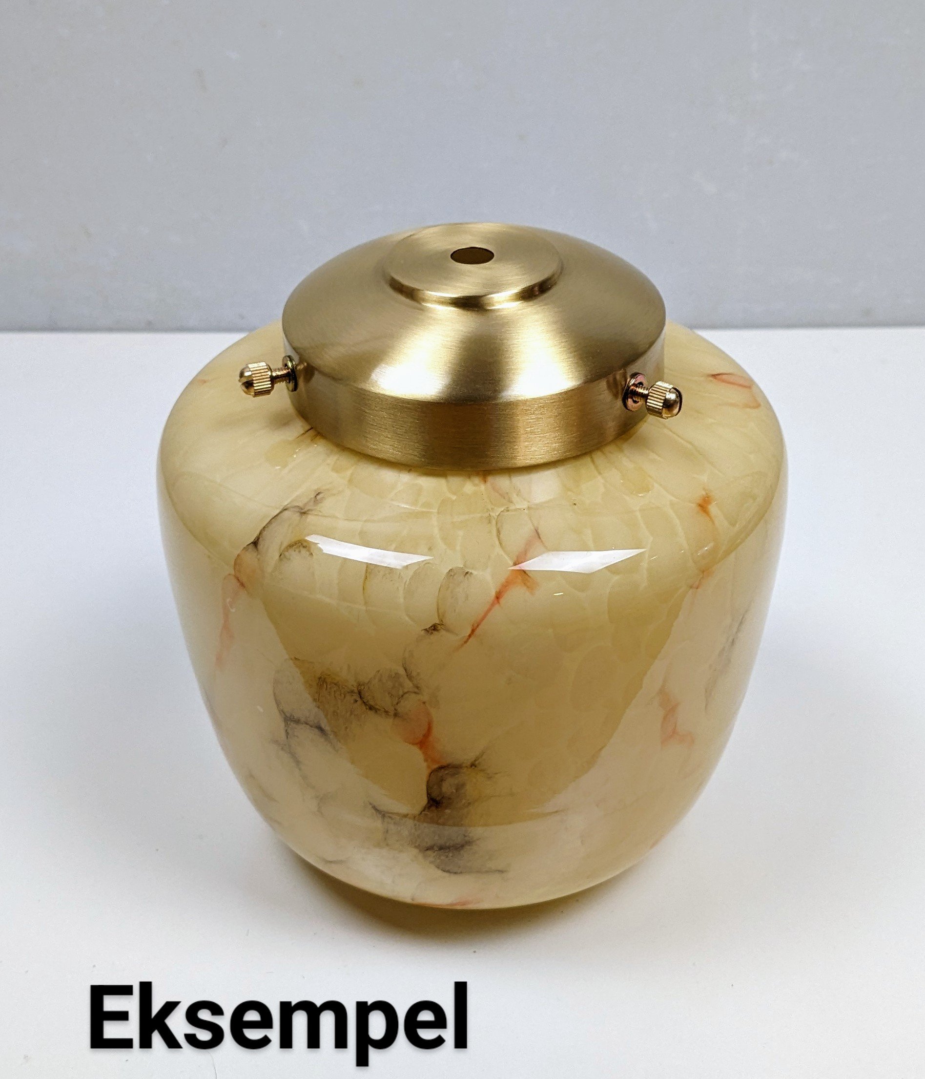Elegant poleret glasholder i messing. Til lampeglas med gribekant ml. 76-82 mm