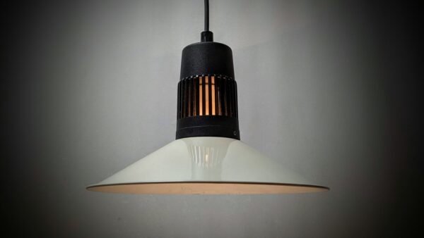 Klassisk beige industri loftlampe fra 1970. Nyt el. Ø26,5. cm