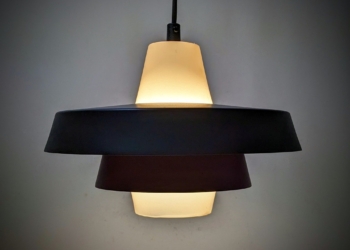 Klassisk Ernst Voss inspireret lampe fra 1960. Gennem restaureret. Ø30. Nyt el.