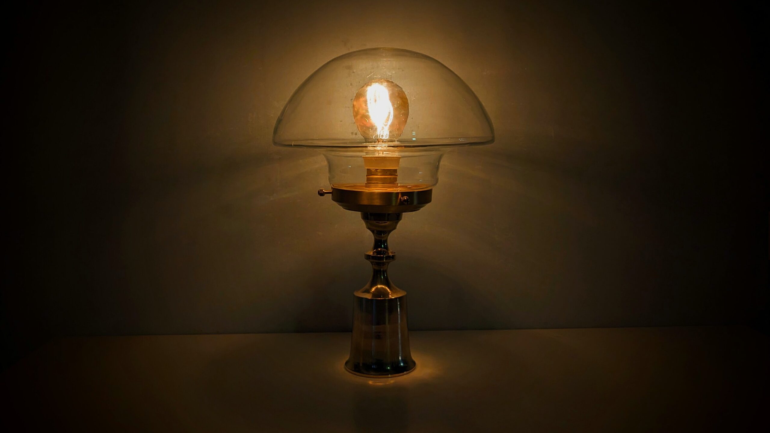Unika redesign. Bordlampe. Model Champignon. Messing og glas. 35 cm høj. Læs mere.