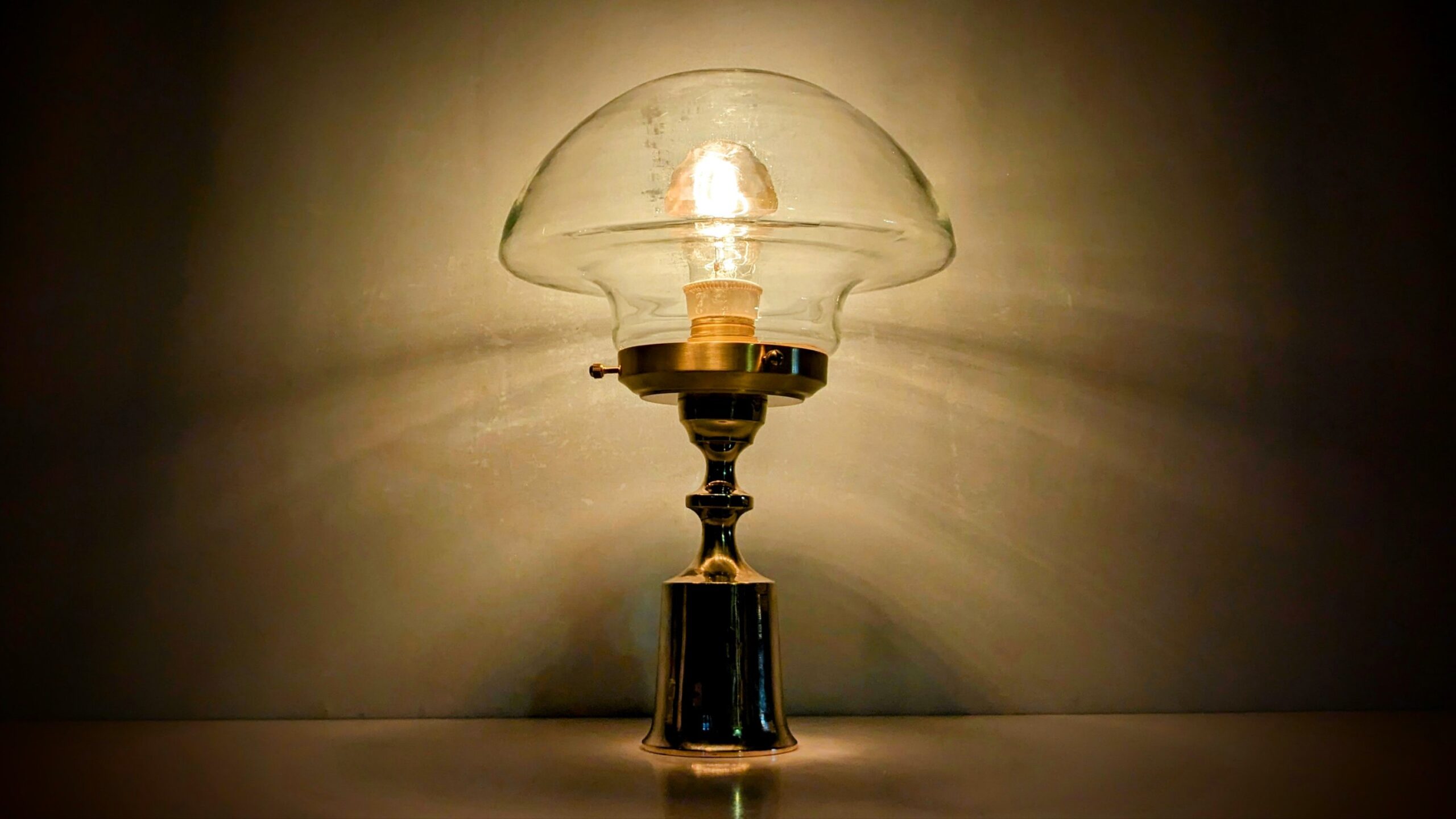 Unika redesign. Bordlampe. Model Champignon. Messing og glas. 35 cm høj. Læs mere.