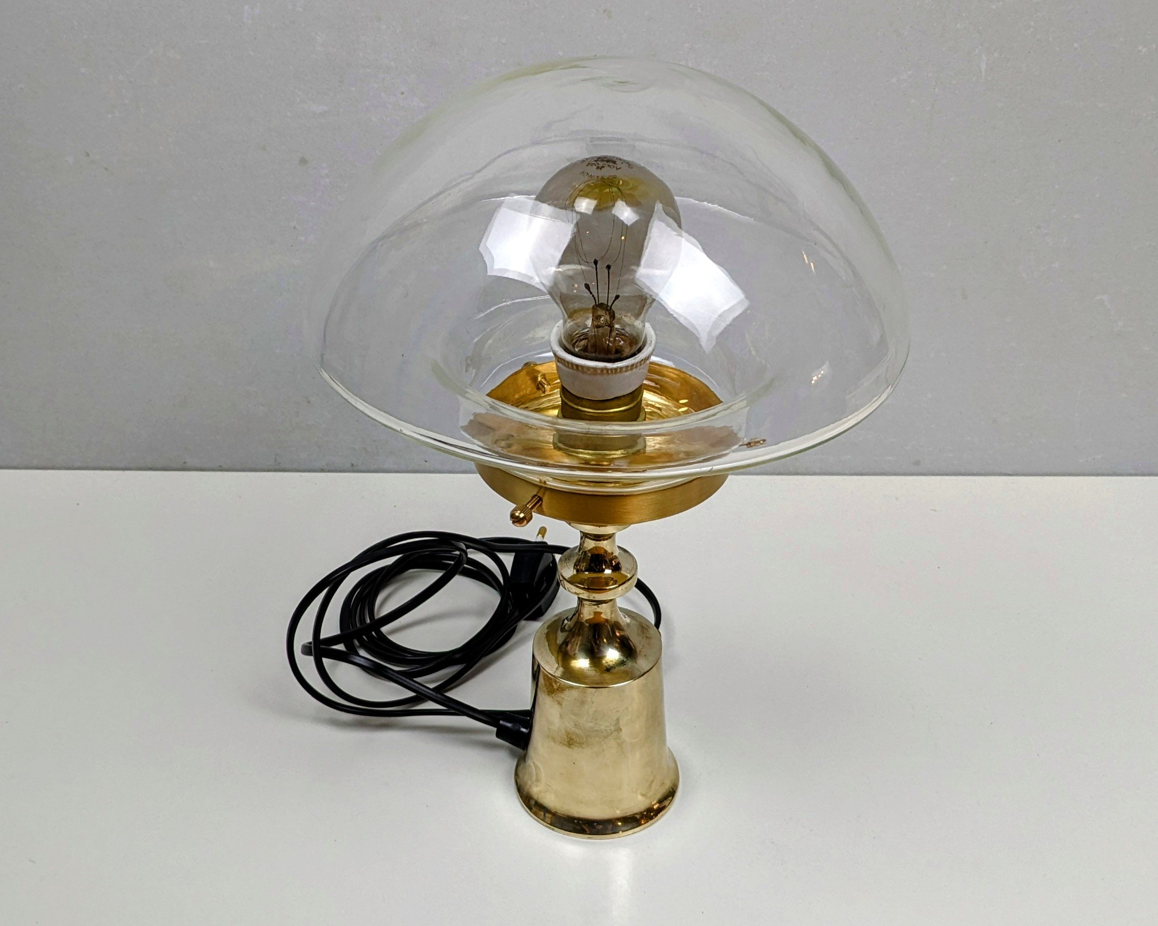 Unika redesign. Bordlampe. Model Champignon. Messing og glas. 35 cm høj. Læs mere.