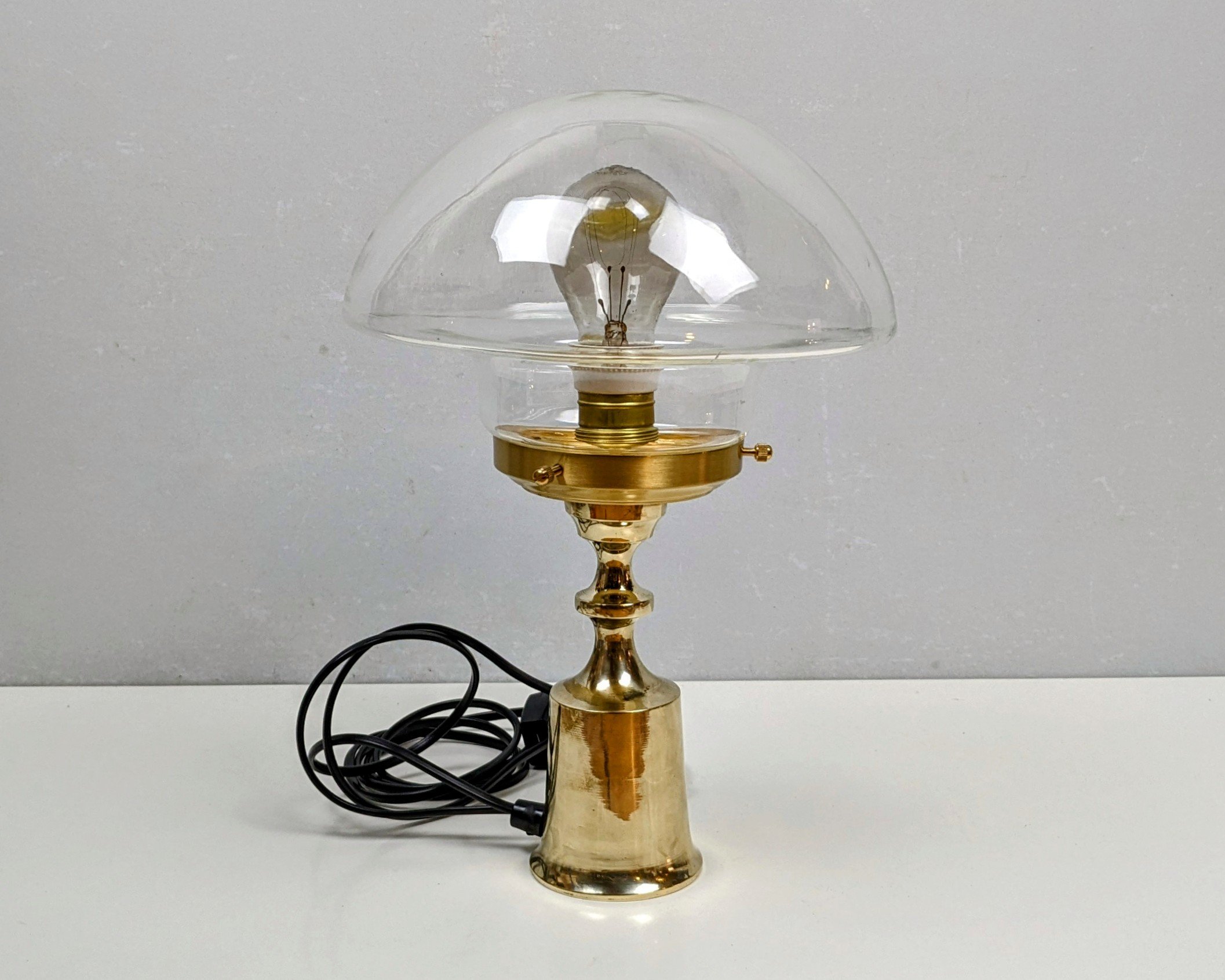 Unika redesign. Bordlampe. Model Champignon. Messing og glas. 35 cm høj. Læs mere.