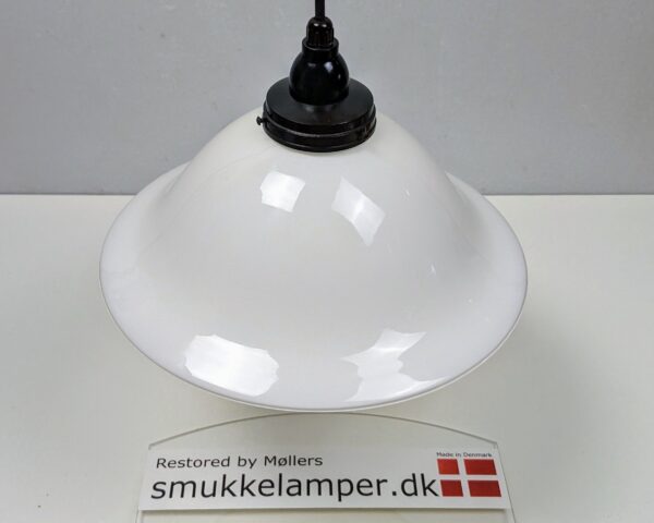 Vintage opalglas køkken lampe med Antik bakelit ophæng. Delvist nyt el. Ø30