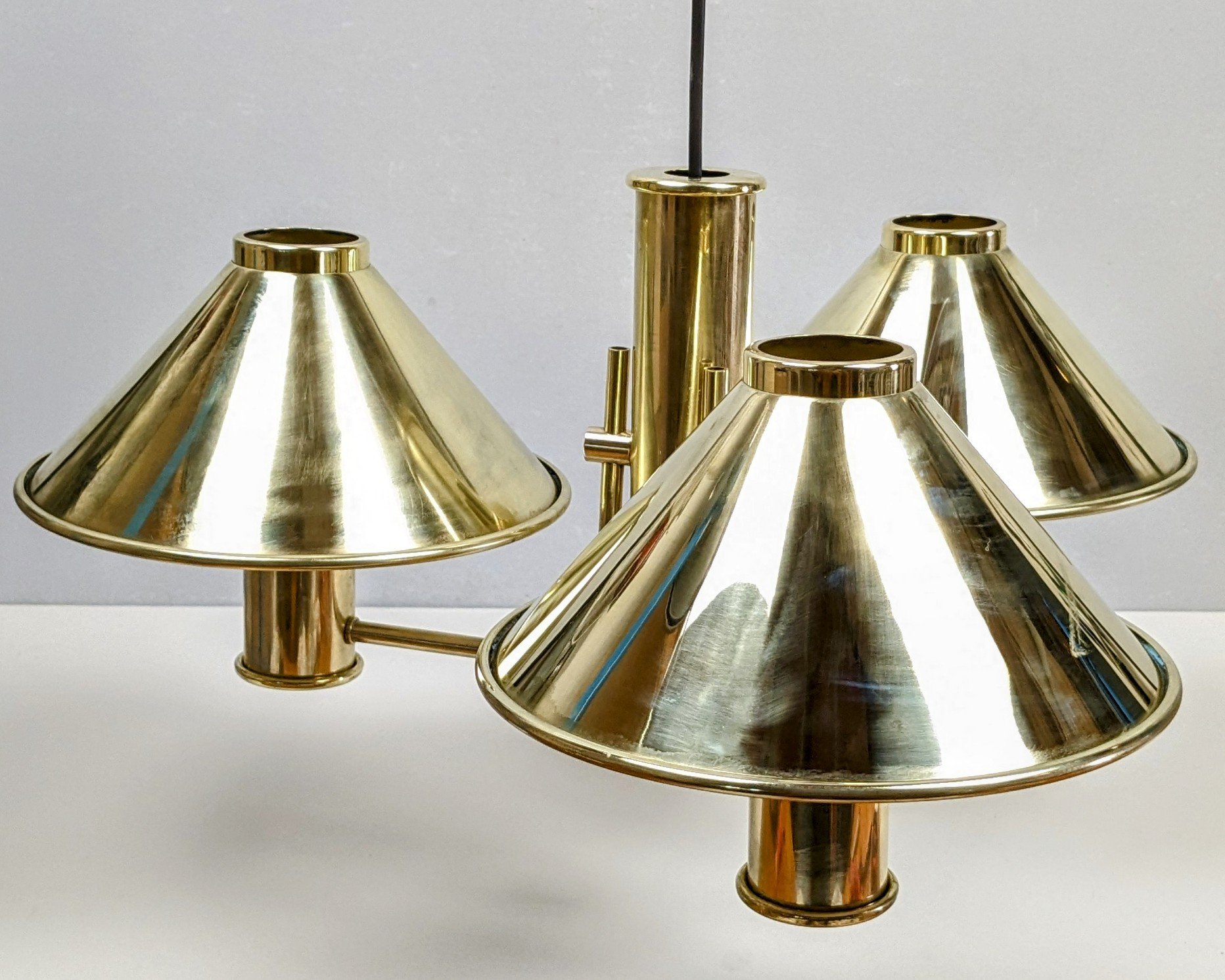 Sjælden norsk messing lysekrone fra 1970. Høvik. Design Jonas Hidle. Fuld restaureret. Læs mere.