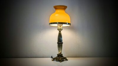 Unika redesign bordlampe. Messing og svensk glas. Nyt el. Ø16. 38 cm høj.