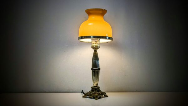 Unika redesign bordlampe. Messing og svensk glas. Nyt el. Ø16. 38 cm høj.