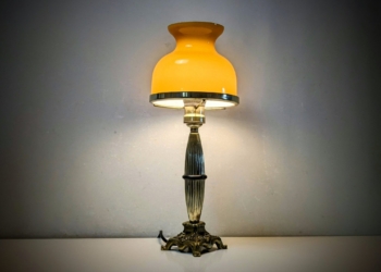 Unika redesign bordlampe. Messing og svensk glas. Nyt el. Ø16. 38 cm høj.