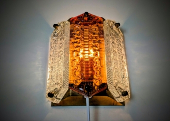 Dansk restaureret væglampe. Vitrika. 15×16. Glas og messing. Nyt el.