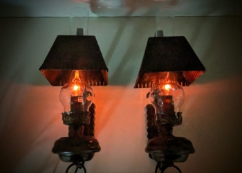 Sæt med 2 svenske lysthus – skov lamper. Fuld restaureret. Nyt el. 40 cm høje. Flamme belysning.