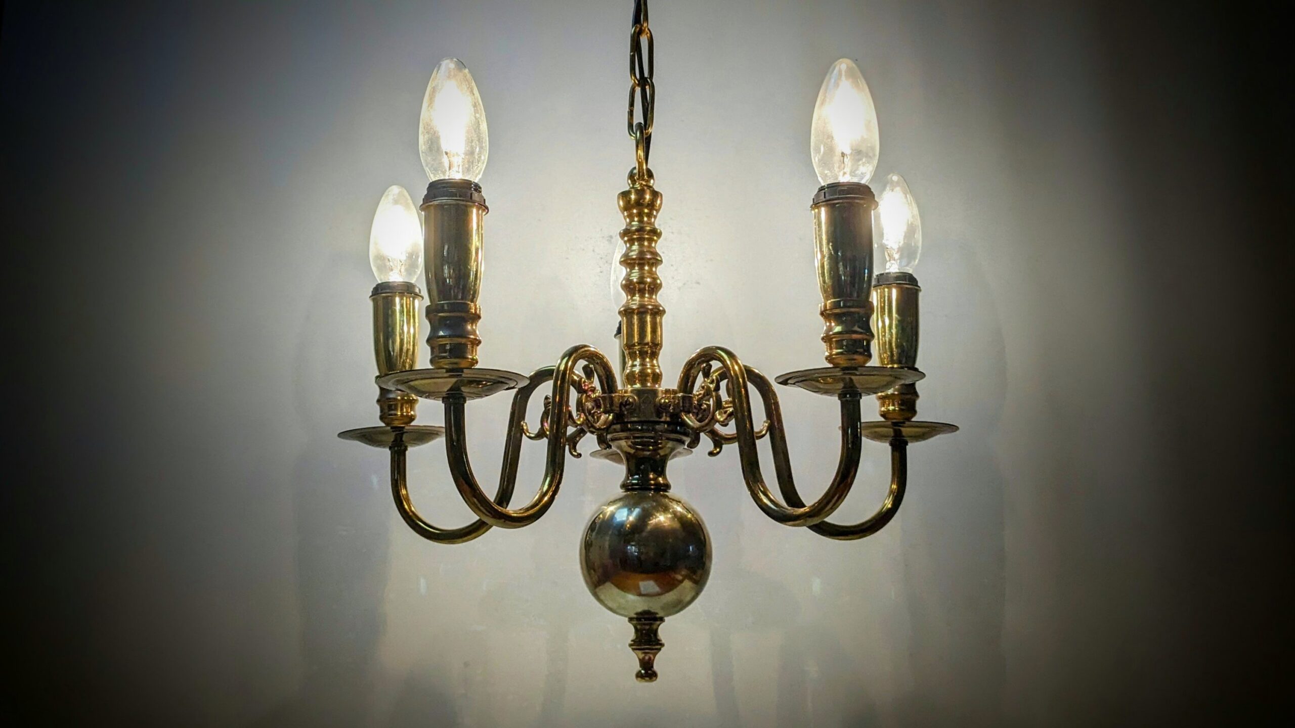 Vintage 5 armet lysekrone i messing. Fuld restaureret. multi purpose redesign. Læs mere.