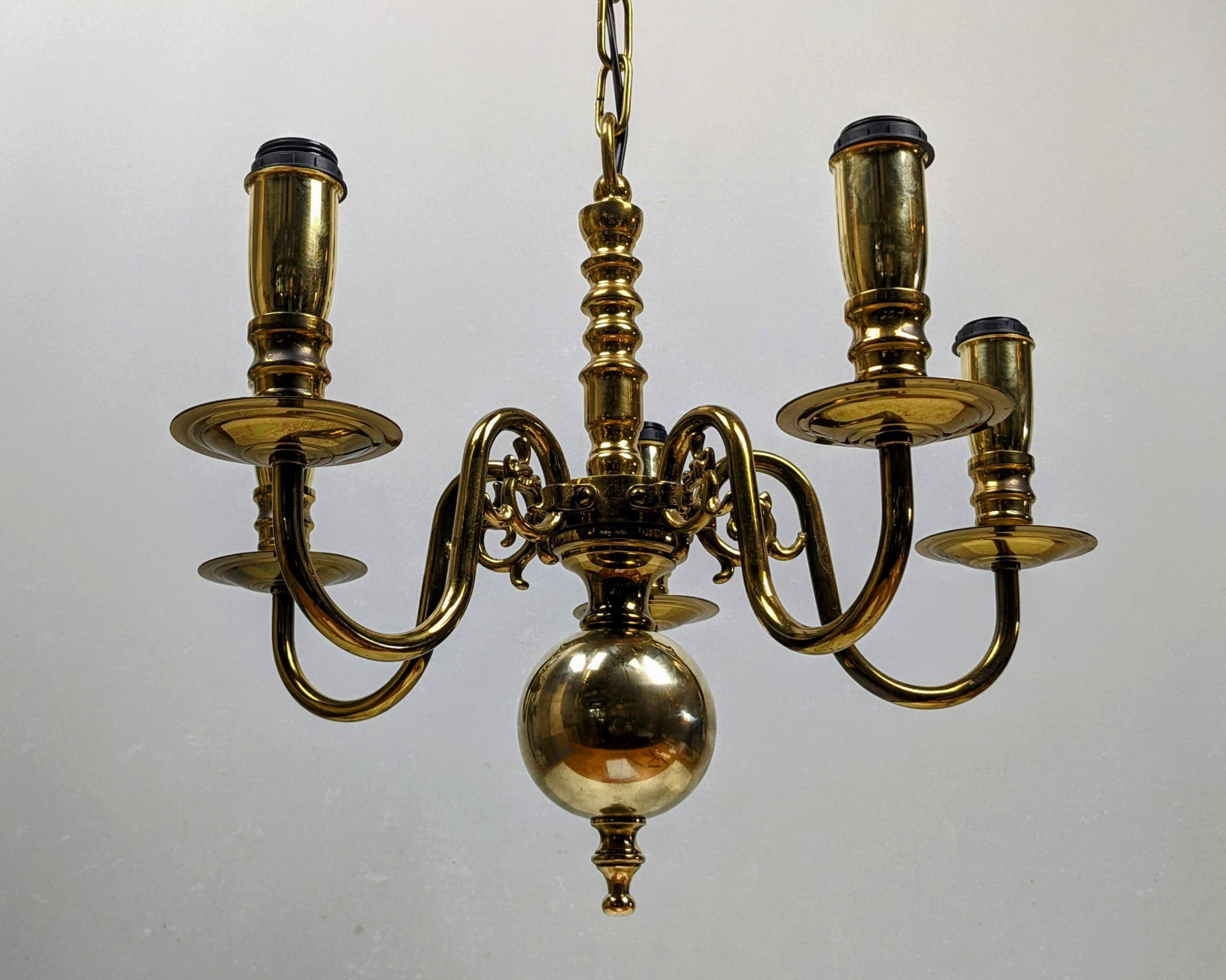 Vintage 5 armet lysekrone i messing. Fuld restaureret. multi purpose redesign. Læs mere.