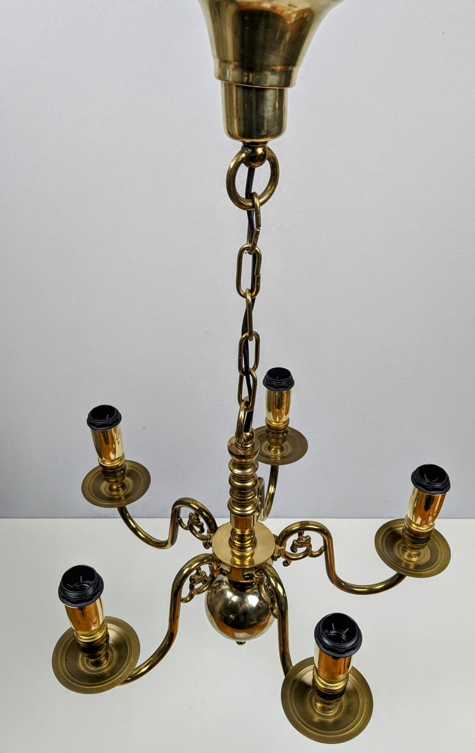 Vintage 5 armet lysekrone i messing. Fuld restaureret. multi purpose redesign. Læs mere.