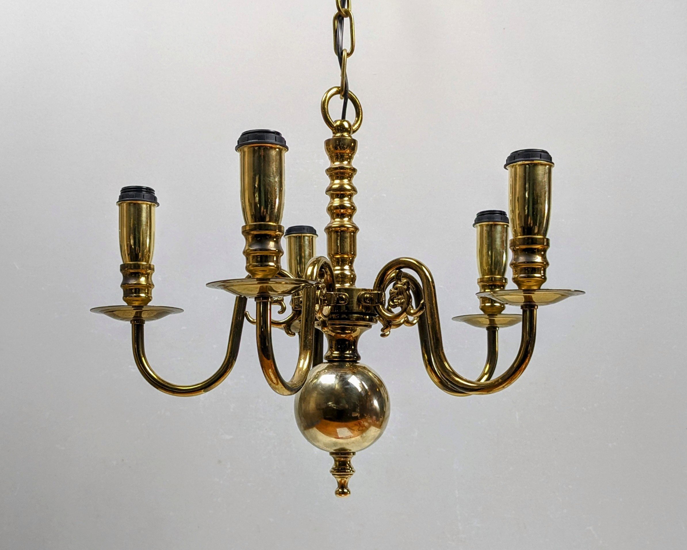 Vintage 5 armet lysekrone i messing. Fuld restaureret. multi purpose redesign. Læs mere.