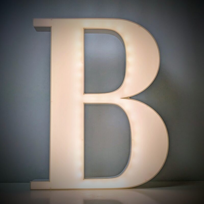 Interiør butik facade bogstav. Stort B. Nyt el. 55 cm høj. Aluminium og akryl. – Møllers Redesign