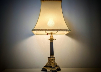 Neo Klassisk bordlampe. Antik messing. Empirisk stil med løvefødder. 60 cm høj. Pickup only.