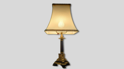 Neo Klassisk bordlampe. Antik messing. Empirisk stil med løvefødder. 60 cm høj. Pickup only.