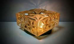 Smuk cognac farvet glas plafond fra 1970. 20×20 cm.