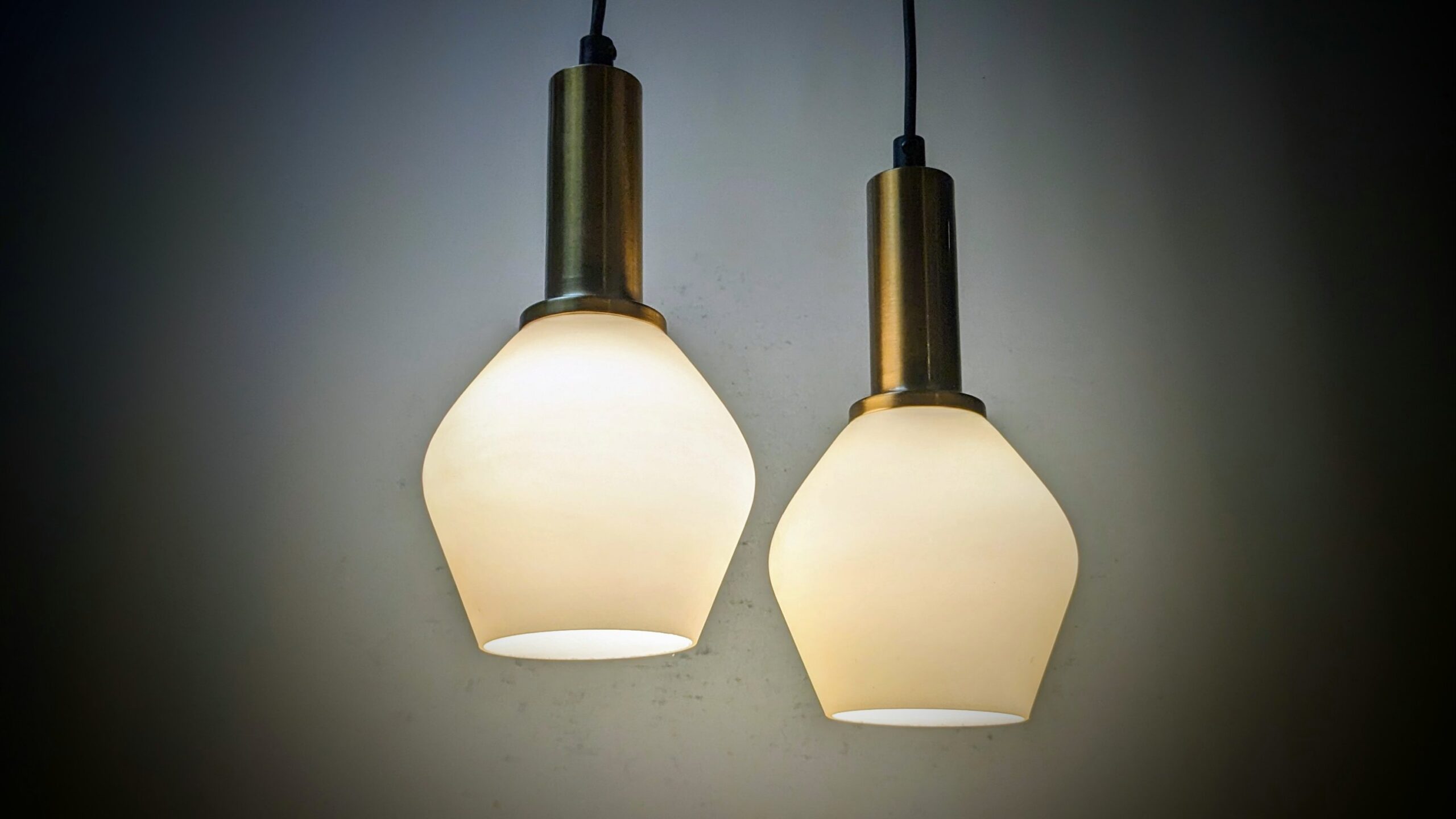Sæt med 2 vintage glas pendler. Alt udover glas er nyt. Ø14. Nyt el. 1960