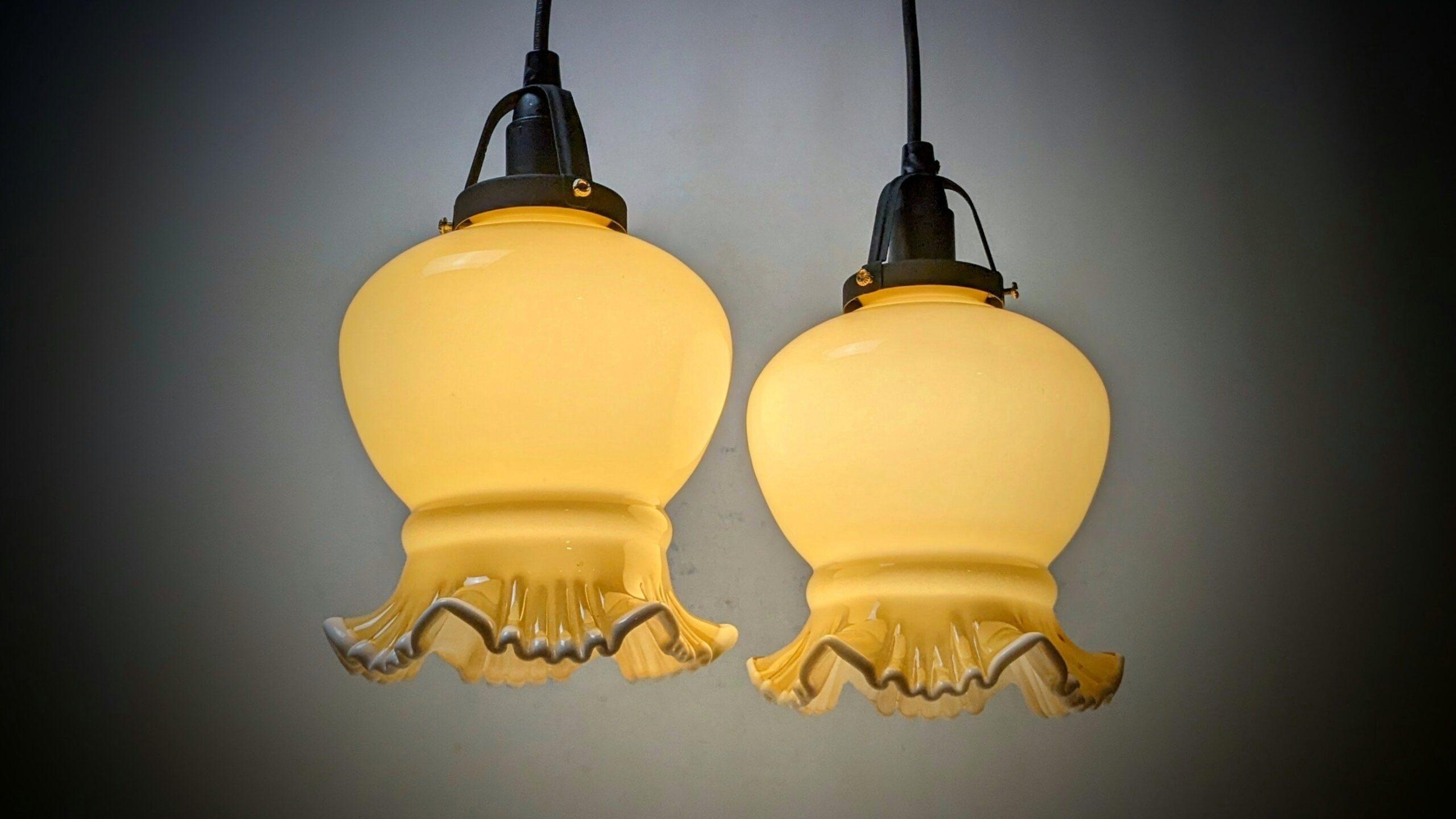 Sæt med 2 spansk inspirerede vintage glas lamper med skørter. Nyt el. Model "Desperado". Ø14