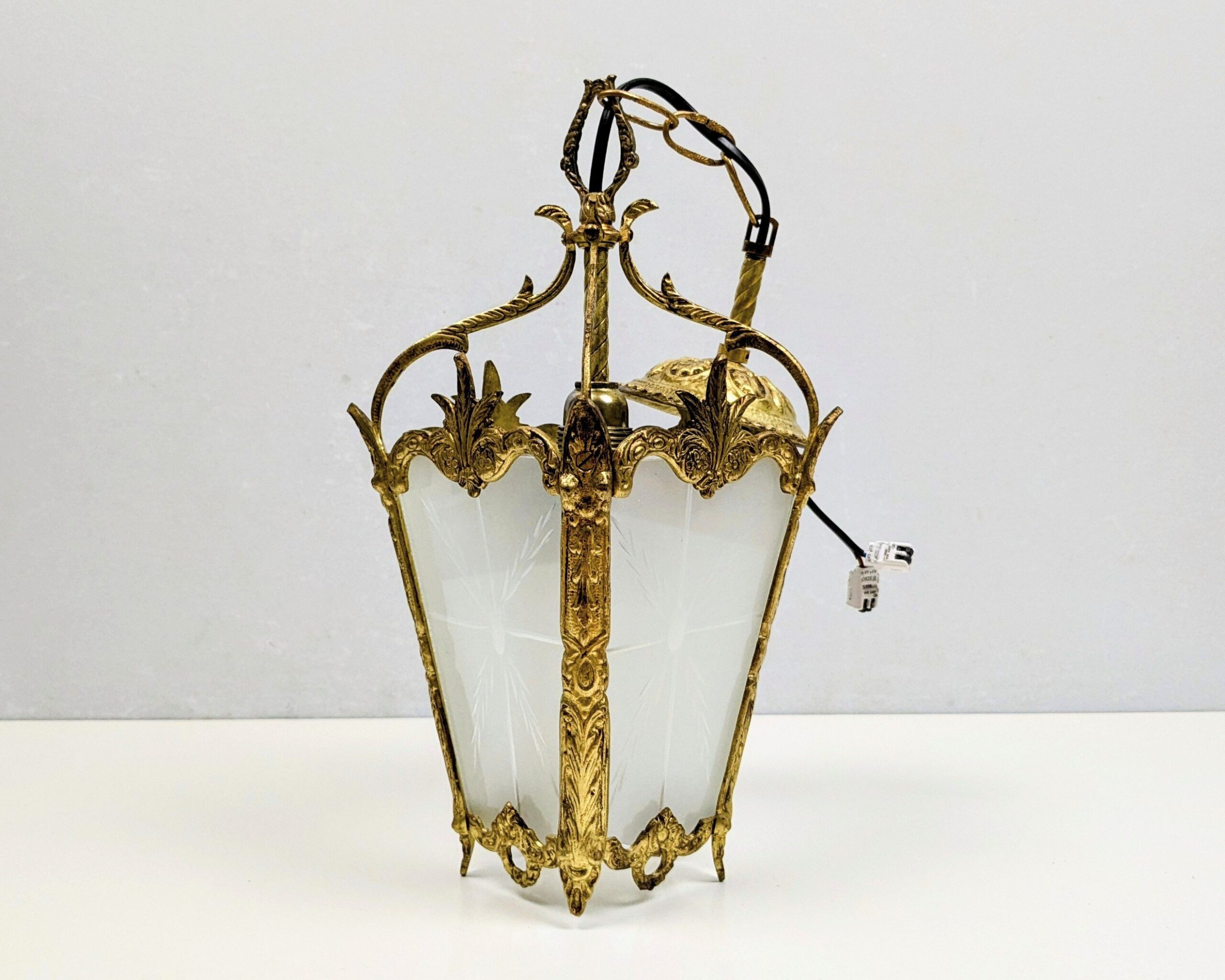 Romantisk rokoko Hall lampe 1960. Messing og facet slebet mat glas. Restored. Ø19. Nyt el.