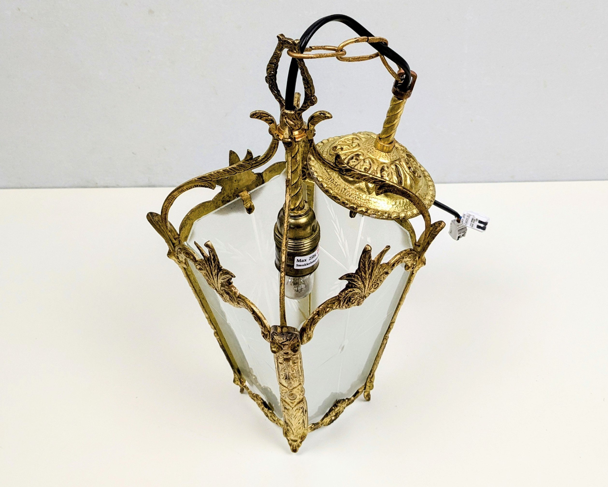 Romantisk rokoko Hall lampe 1960. Messing og facet slebet mat glas. Restored. Ø19. Nyt el.