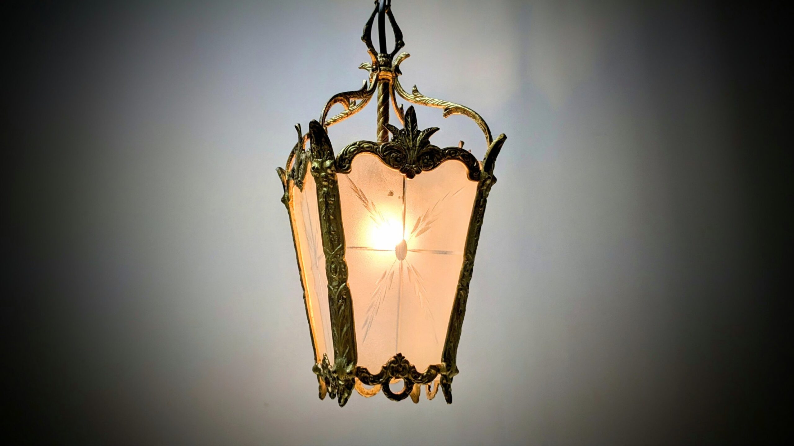Romantisk rokoko Hall lampe 1960. Messing og facet slebet mat glas. Restored. Ø19. Nyt el.