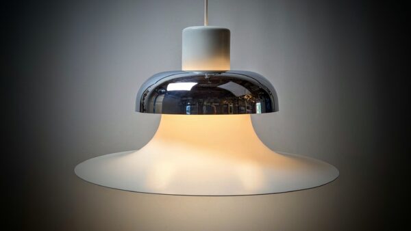 Sjælden Louis Poulsen loftlampe 1970.Mandalay. Design Andreas Hansen. Hvid. Nyt el. Ø45 2 haves.