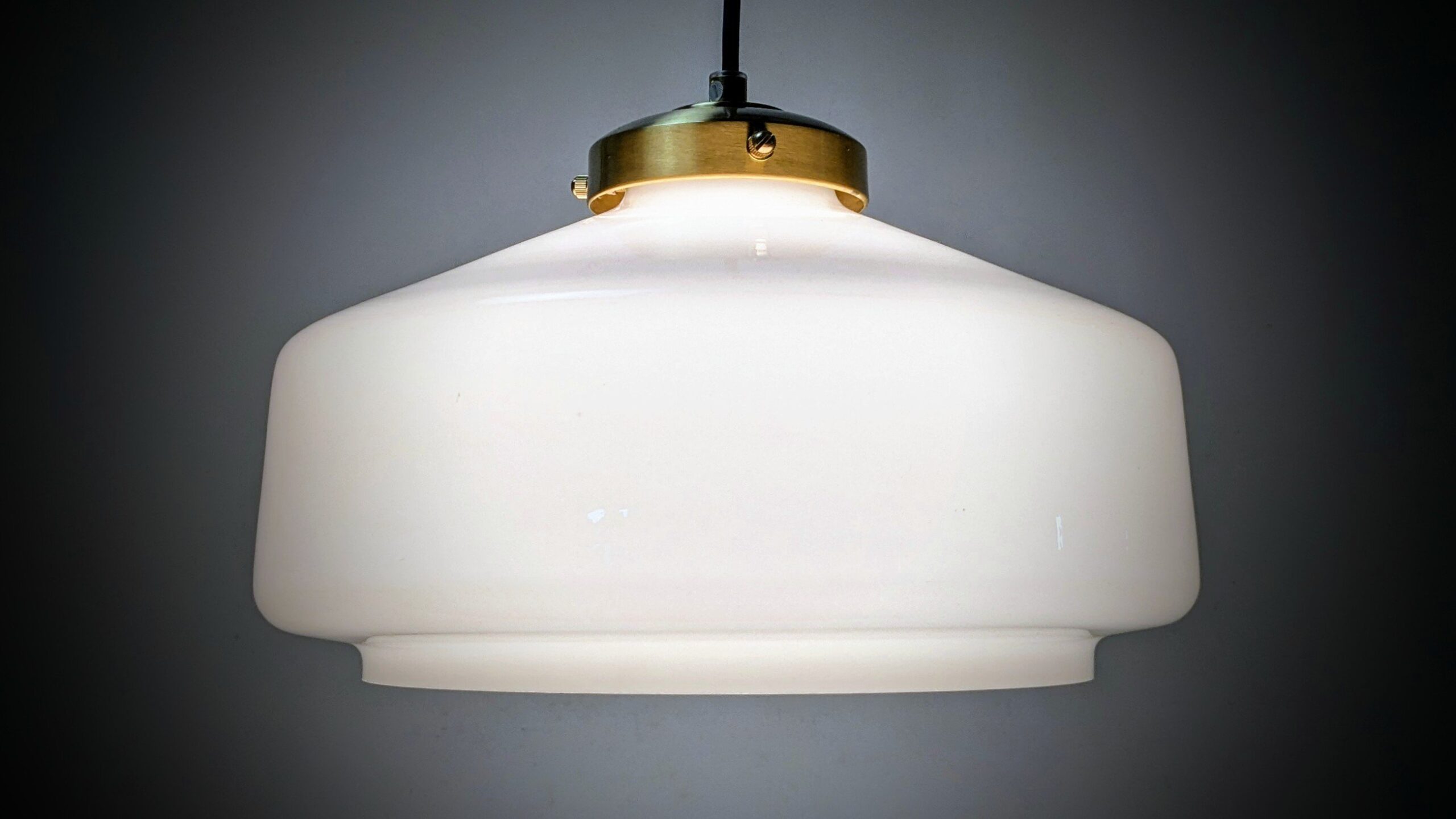 Flygfors opalglas lampe 1960. Fuld restaureret. Ø30. 1,3 kilo glas. – Møllers Redesign
