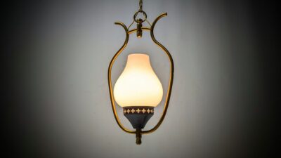 Elegant opalglas loftlampe fra 1960 messing