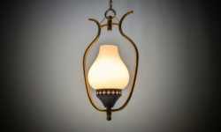 Elegant loftlampe fra 1950. Messing og opal. Delvist nyt el. Fast nedhæng.