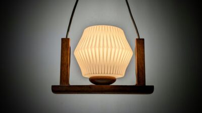 Teak og opalglas loftlampe fra 1960. Stemningsfuld og helt unik