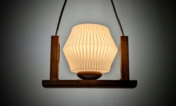 Skøn skandinavisk lampe i teak og glas. 1960. Restored. Bredde 25 cm. Nyt el.