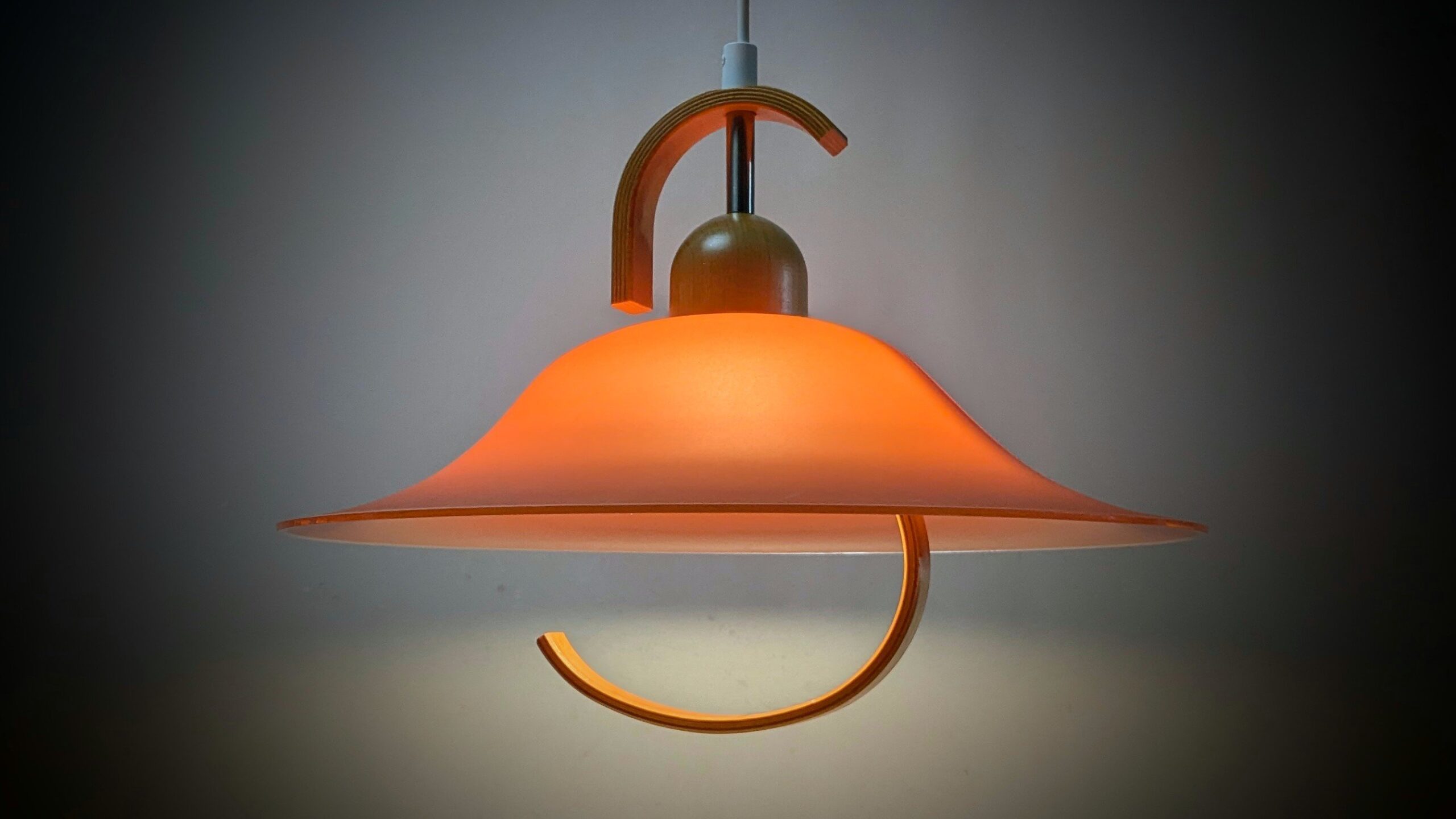 Belid loftlampe laksefarvet glas fra 1980