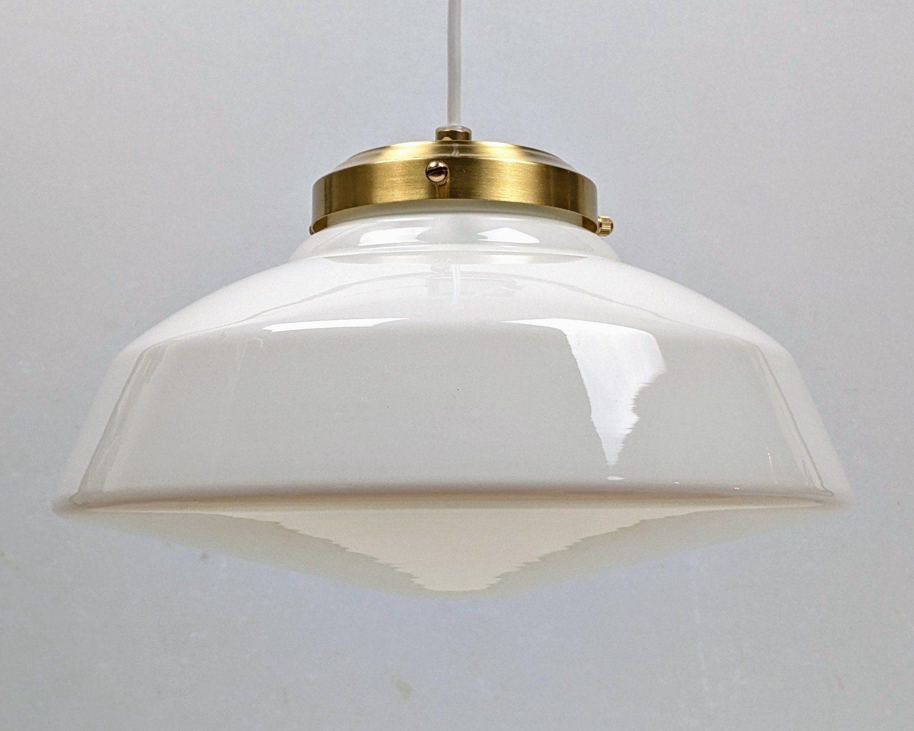 Elegant opalglas lampe fra 1960. Nyt ophæng og nyt el. Ø29. – produktbillede 1 – Møllers Redesign
