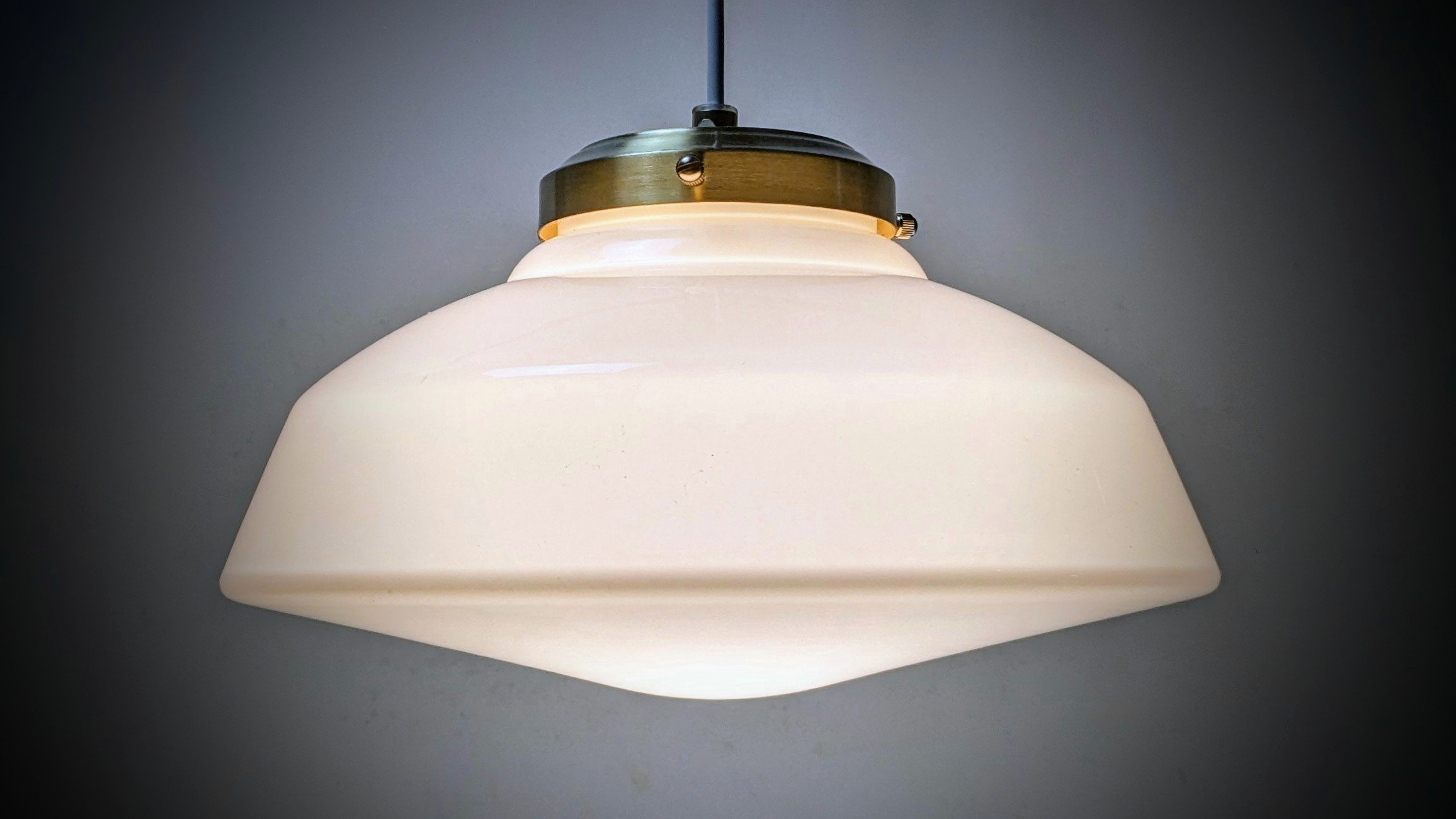Elegant opalglas lampe fra 1960. Nyt ophæng og nyt el. Ø29. – Møllers Redesign