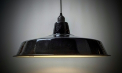 Sort emalje lampe fra Nostalgi design. Ø45. Nyt el.