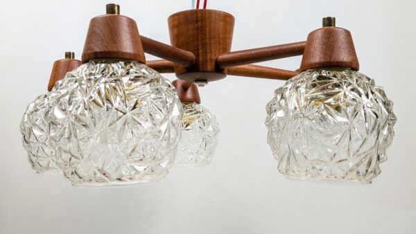 Smuk teak lysekrone til montering helt oppe i loft. Ø50