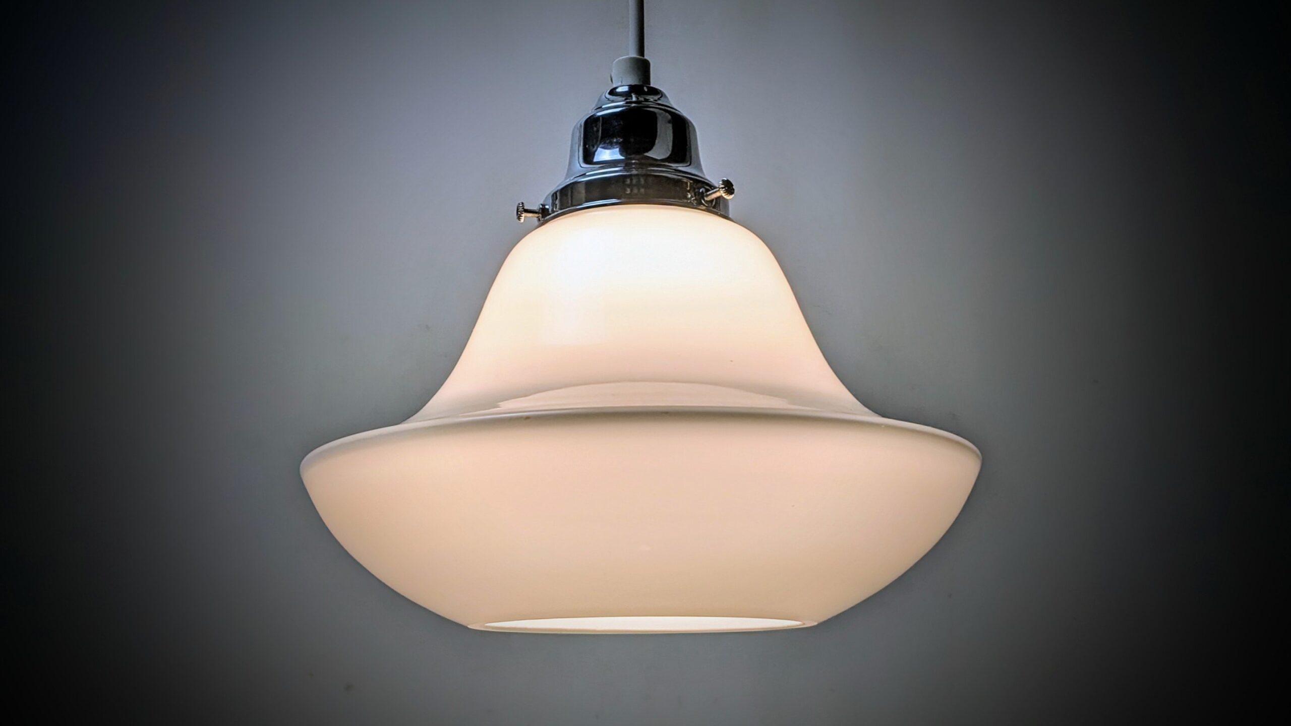 Antik opalglas lampe med nyt el og nyt ophæng. Ø22 – Holmegaard