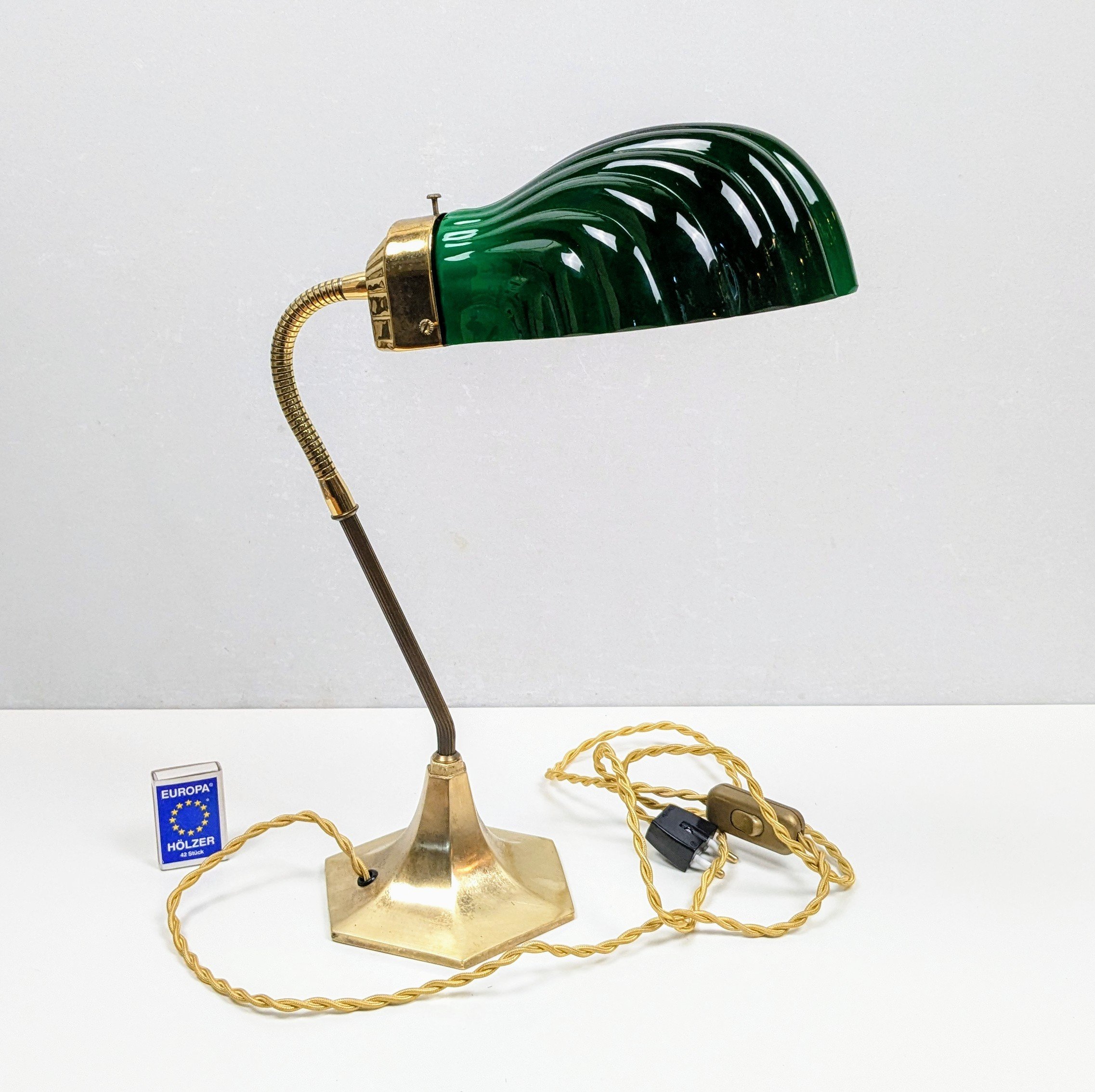 Smuk art deco bank bordlampe i grøn med muslinge skal skærm. Messing og nyt el. Pickup only. - Billede 2