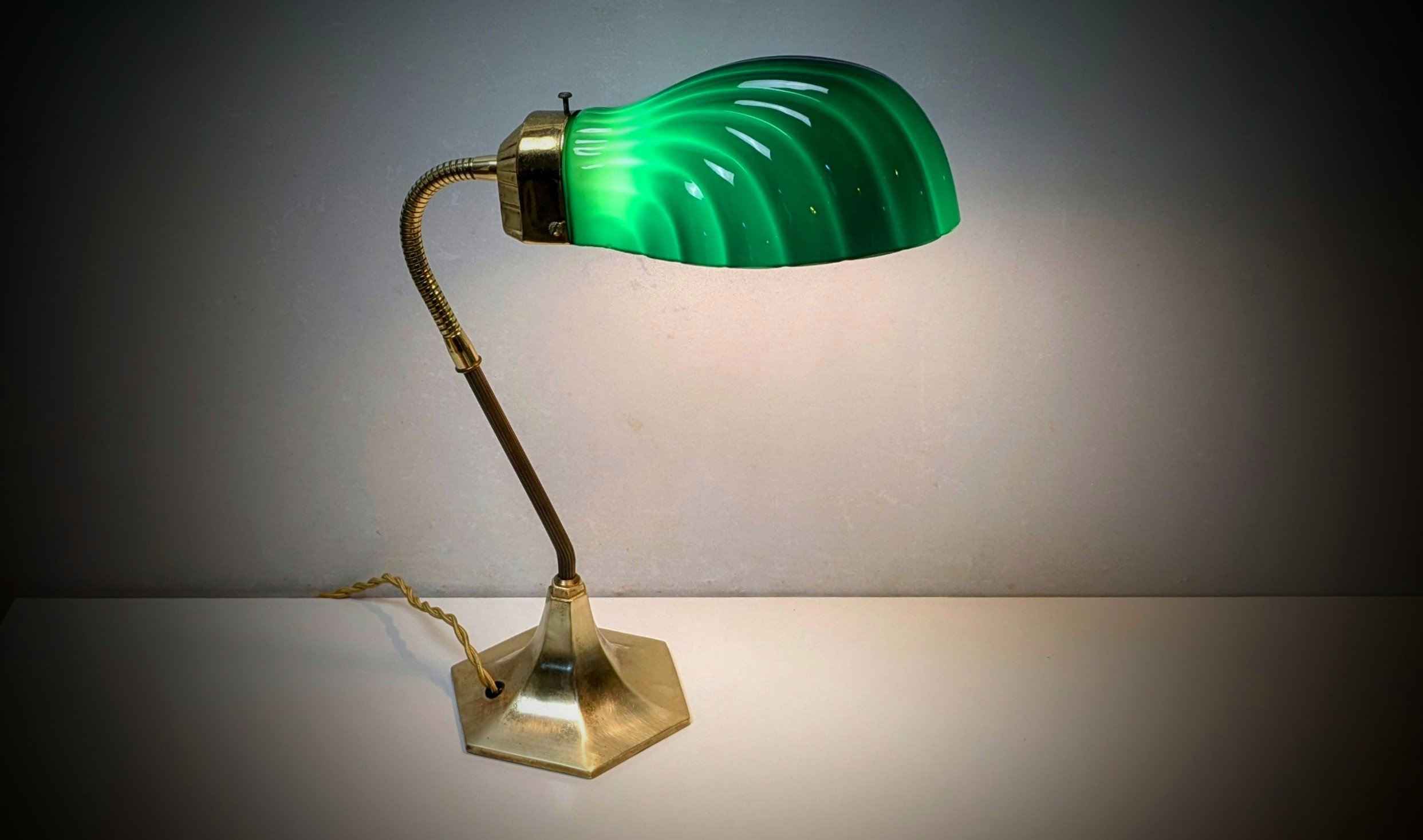 Smuk art deco bank bordlampe i grøn med muslinge skal skærm. Messing og nyt el. Pickup only.