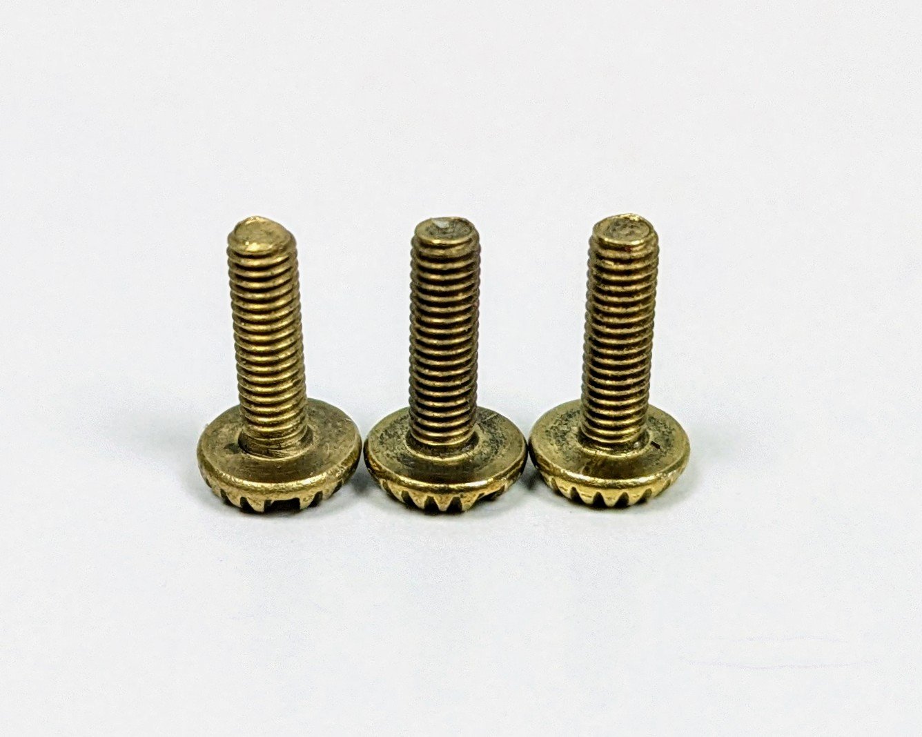 Vintage MAT MESSING fingerskruer til lampeglas holdere. M3 – 10 mm.