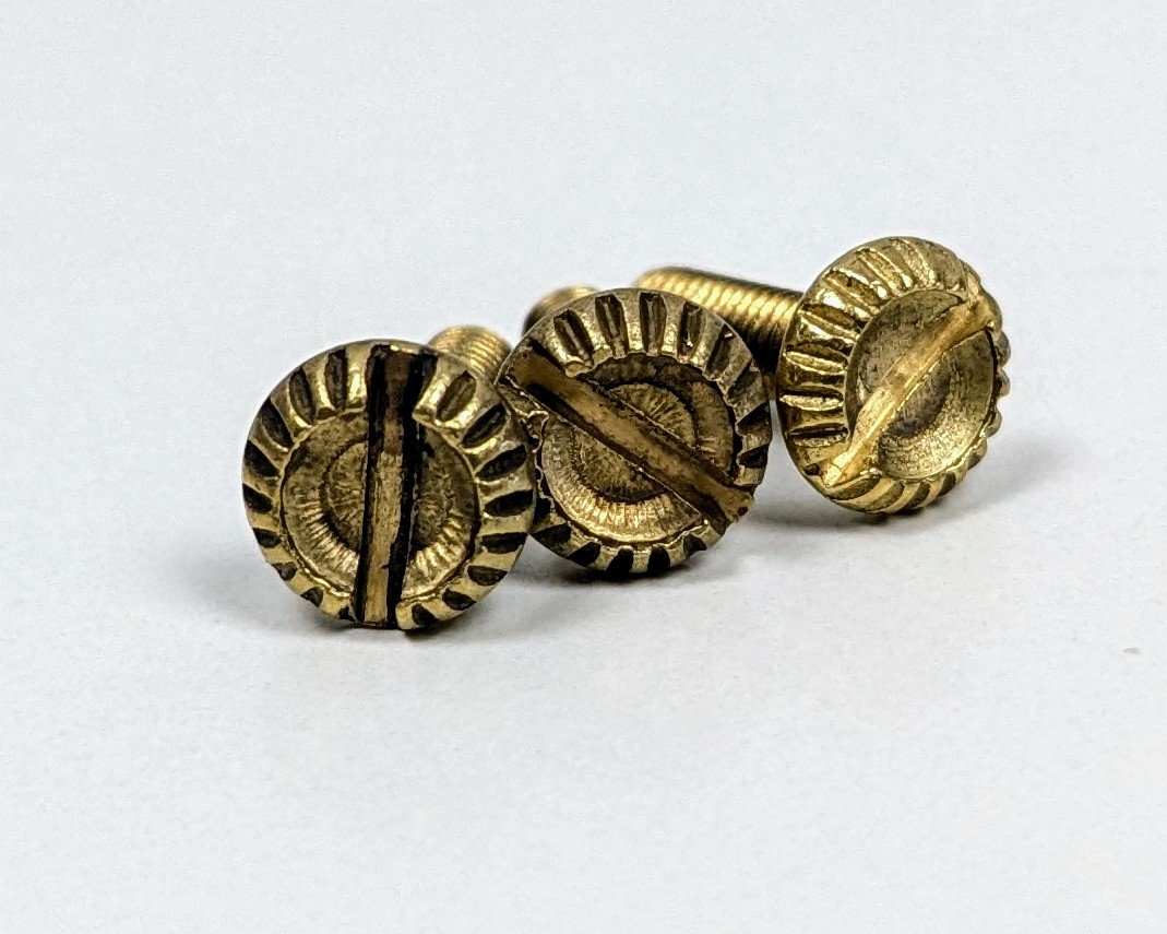 Vintage MØRK MAT MESSING fingerskruer til lampeglas holdere. M3 – 10 mm.